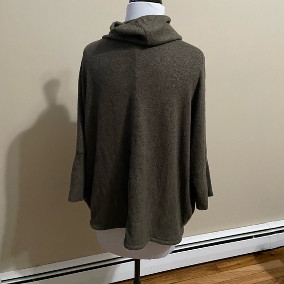 Super soft Cowl is Neck 3/4 Sleeve Bat Wing Sweater - EUC - Picture 2 of 5